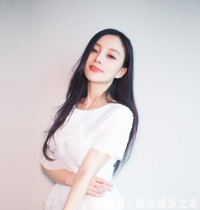 李小璐穿白色长裙气场全开, 时髦到炸, 怪不得贾乃亮不离不弃了!