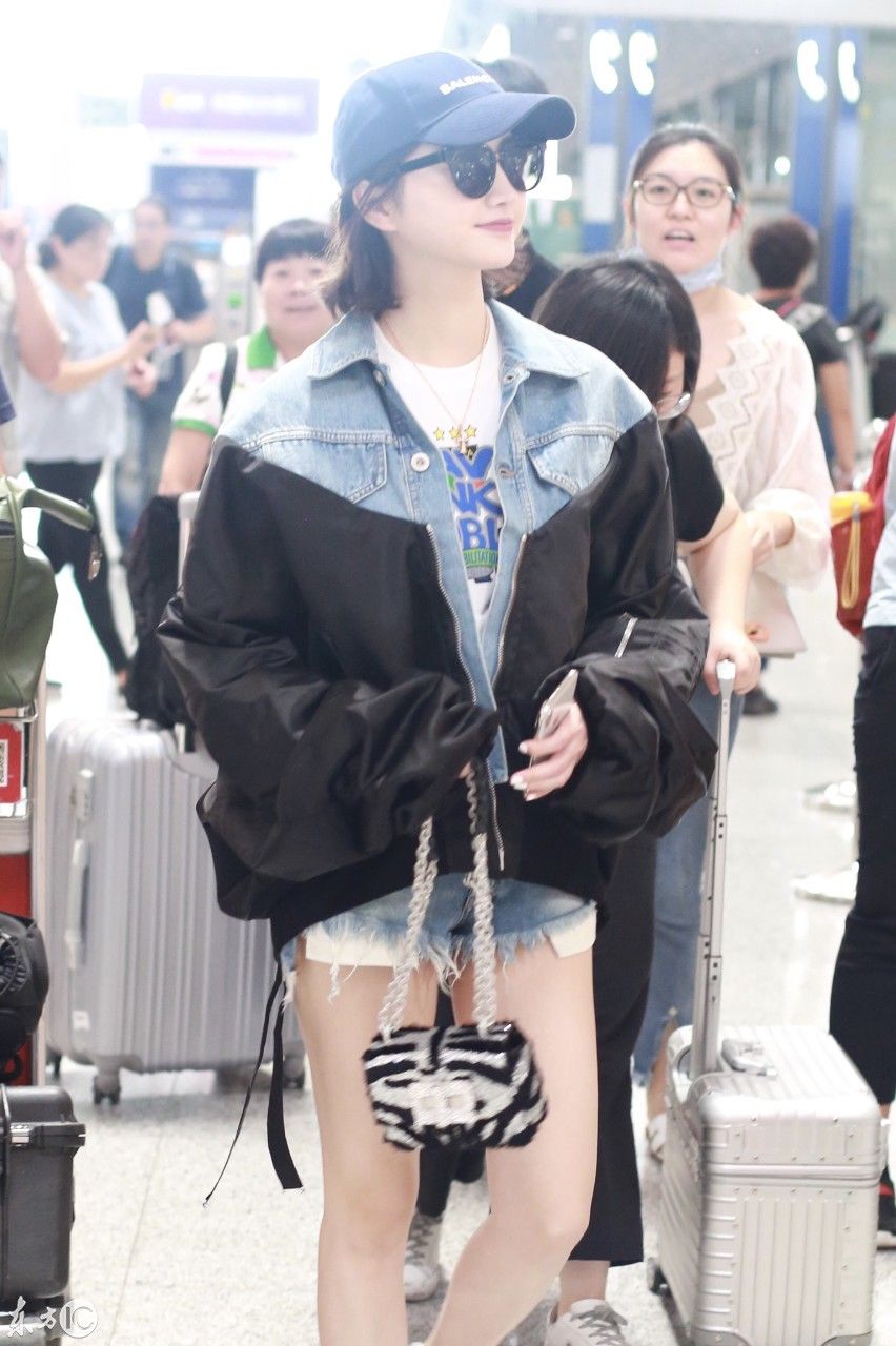 景甜现身机场，穿牛仔短裤时尚吸睛