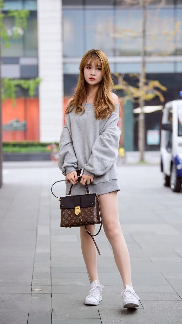 街拍:紧身吊带+超短裤，丰满的身材让人无法抵挡啊!