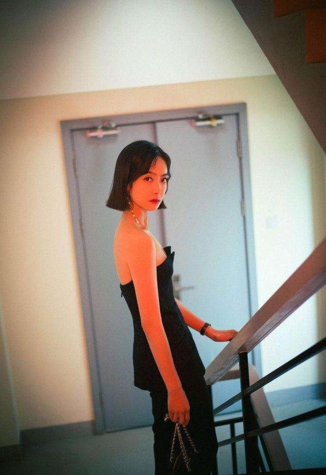 宋茜换风格了，穿上深V装，网友:太惊艳了!