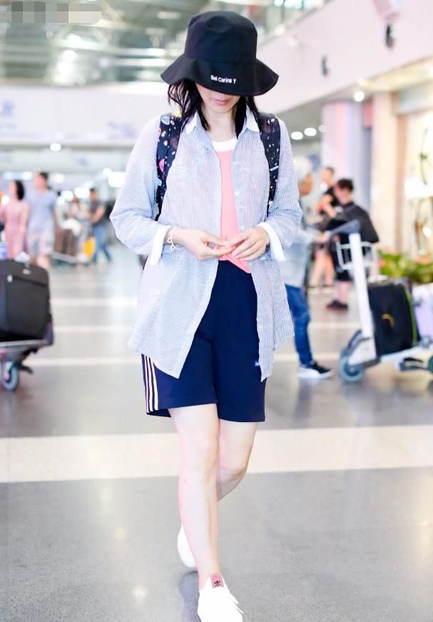 胡可真会玩！身上还背着安吉的书包，还穿着沙溢的“裤子”