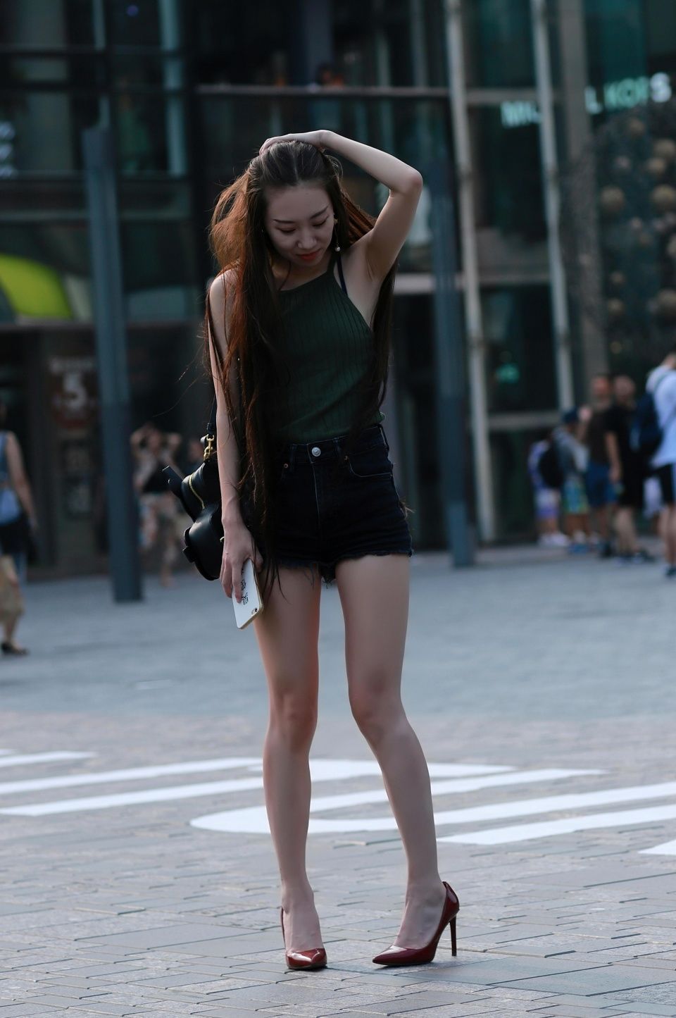 街拍：逛街时遇到一位红色高跟鞋的长腿姑娘，身材真好