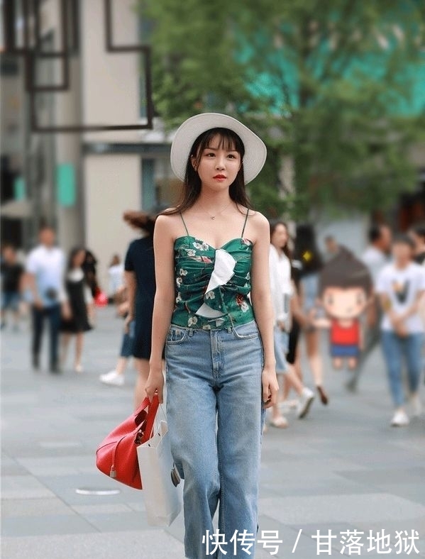  「特别」街拍：小姐姐身材苗条，穿黑色的裙子特别妩媚，很吸引人