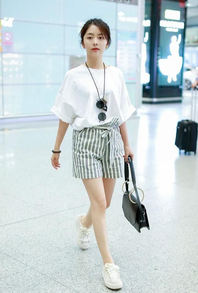 谭松韵出门没少麻烦摄影师，这腿长的有些不像话！