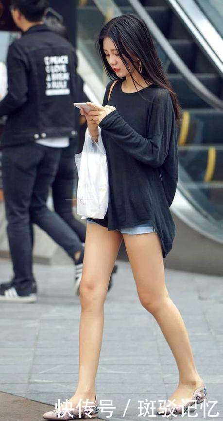 街拍:图六好梦幻的白嫩皮肤小姐姐,即使热裤吊带背心也相当吸睛