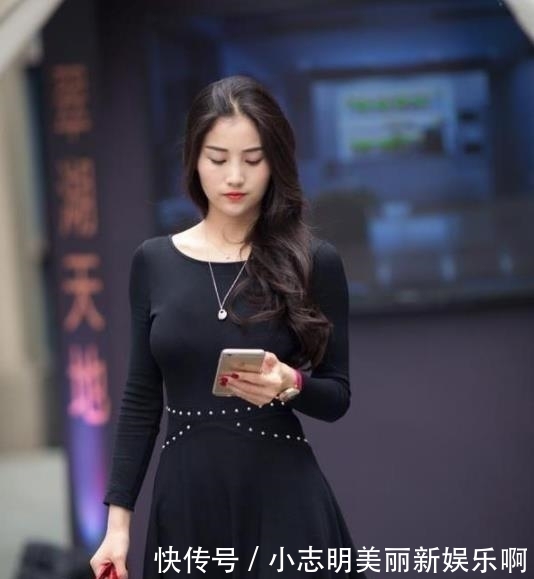  小姐姐■街拍：小姐姐身穿黑色的修身长裙，气质优雅，十分的靓丽