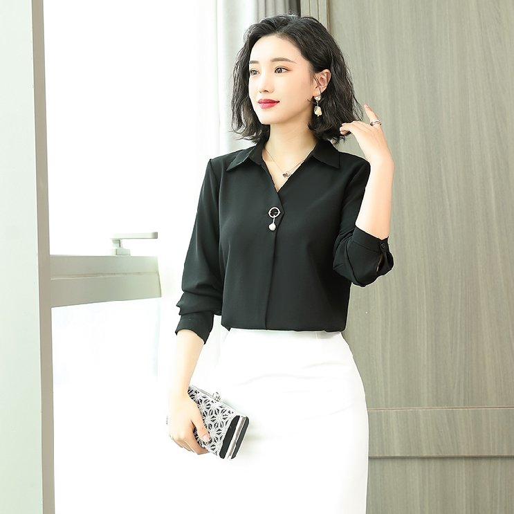 出差回来，老婆穿洋衫+铅笔裤，去机场接我，简直是迷人的小妖精