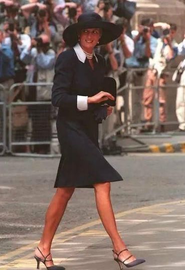 凯特王妃的手包是为了避免握手，戴安娜王妃有何作用好机智