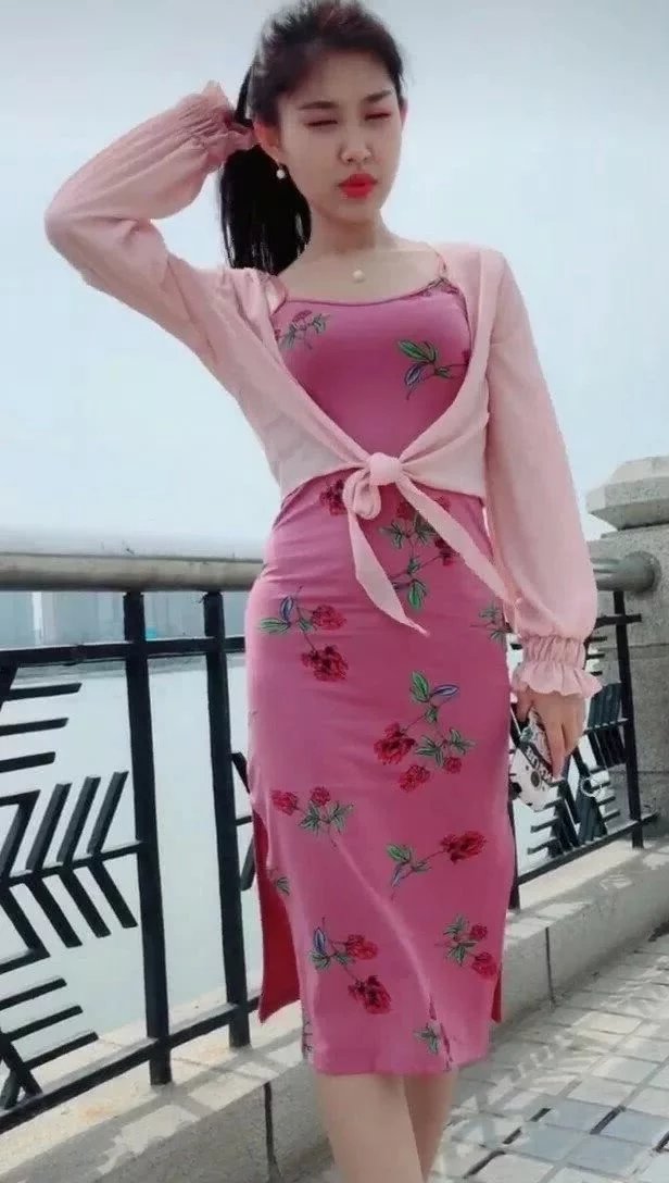 包臀连衣裙搭配粉色蕾丝开衫，小姐姐很有成熟可爱的美感