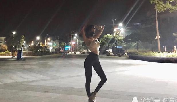 健身女神身材太好,每次夜晚锻炼都带狗!