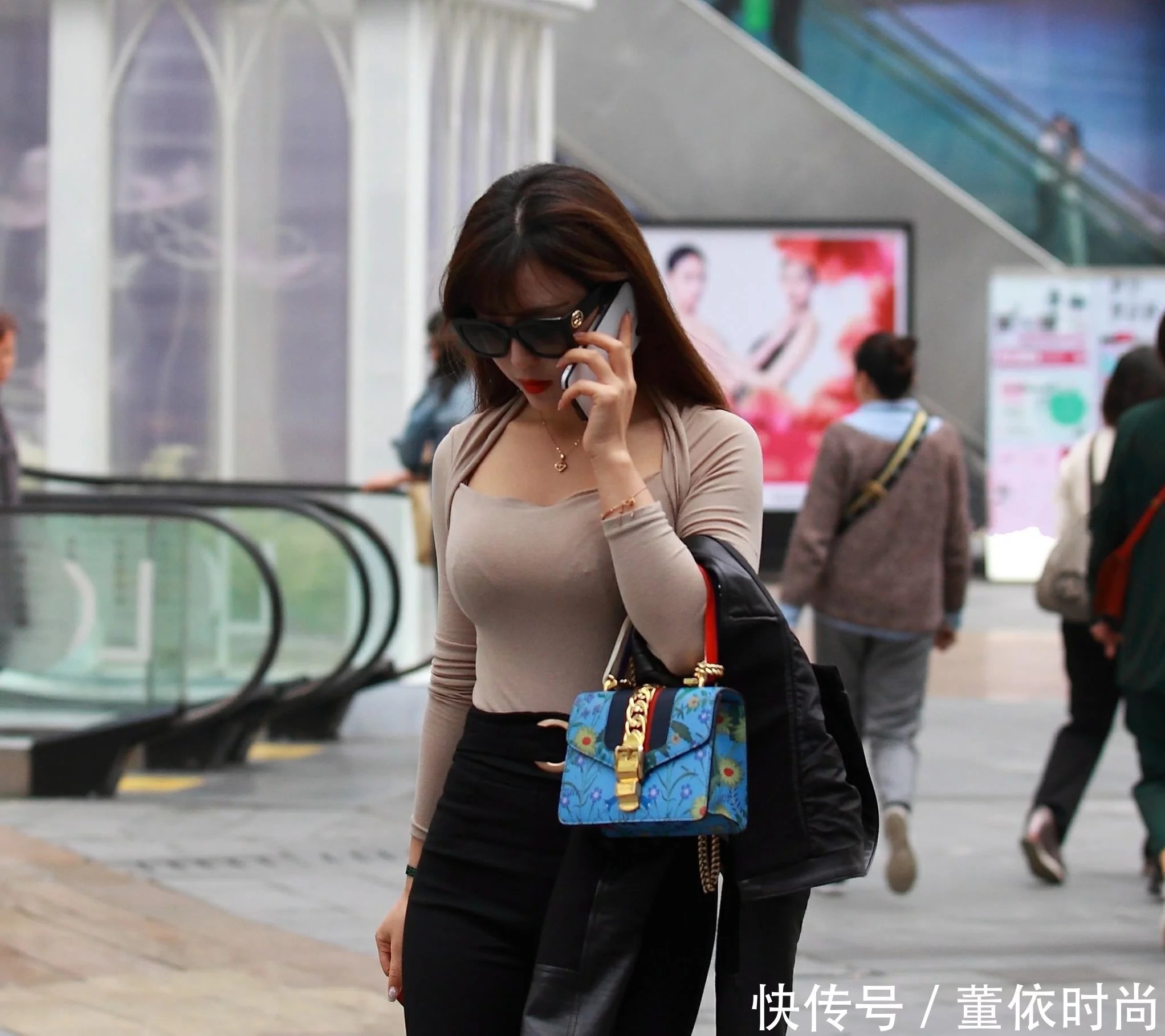 气质小姐姐一袭紧身装大秀傲人身材,玲珑曲线尽显运动的美感