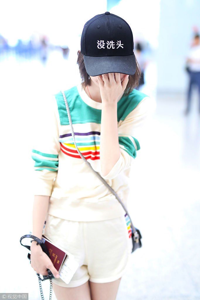 耿直girl！佟丽娅秀美腿活力满满似少女 自嘲“没洗头”嘟嘴比V萌