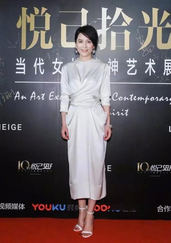 气质:40岁的女性搭配小技巧,让你年轻又气质