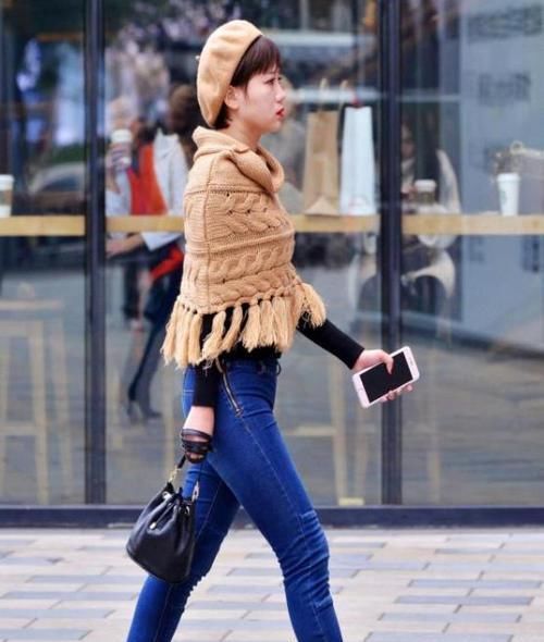  『气质』街拍：气质高雅的美女，一条深蓝色连衣裙，时尚魅力女神气质