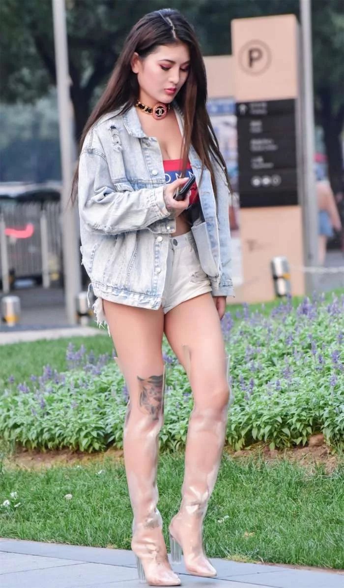 街拍美女: 白色超短热裤配牛仔外套, 小姐姐这靴子穿着脚不难受吗