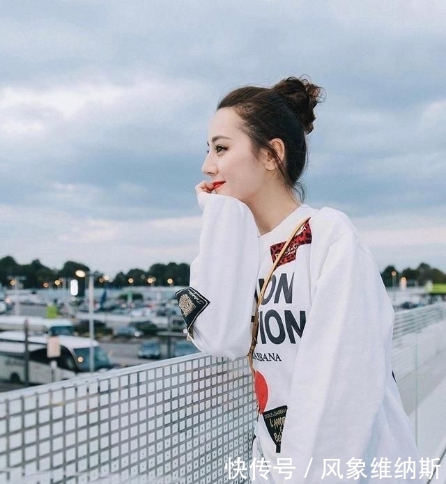 迪丽■流苏裙角开到大腿根,撩男也撩女,有一种性感叫迪丽热巴穿短裙