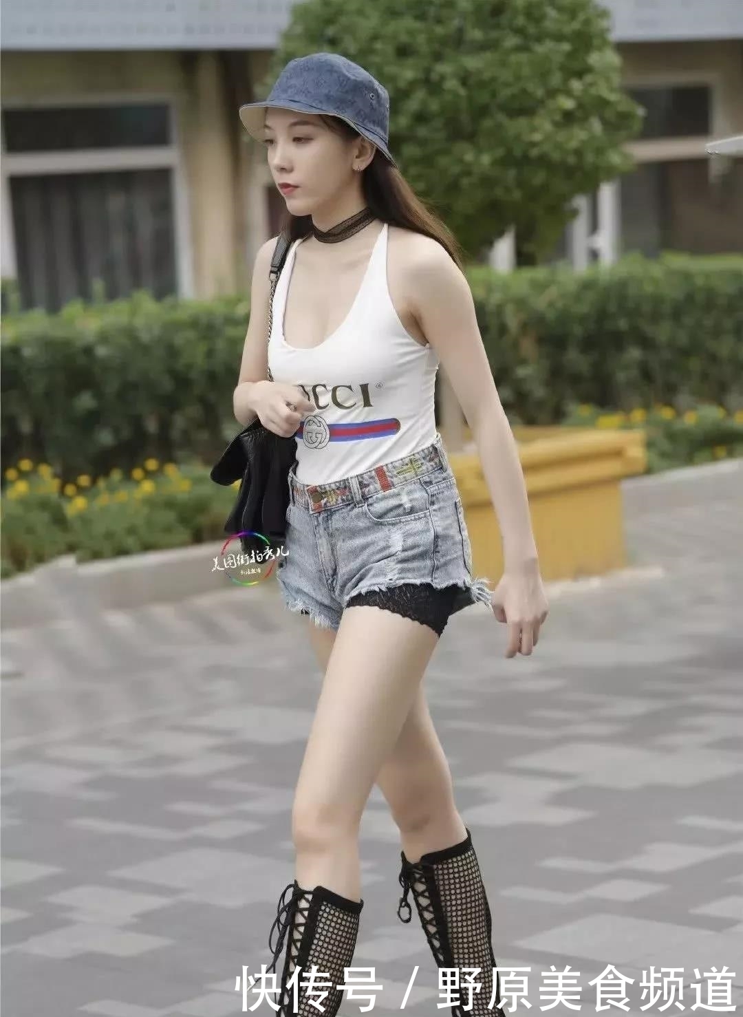  『泳装』时尚街拍一袭紧身泳装穿出门的妹子，这样真的好吗