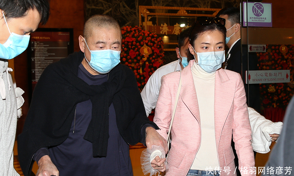 「粉色」甘比一身粉西装太显年轻!夫妻同框像父女,驴蹄鞋却暴露品味