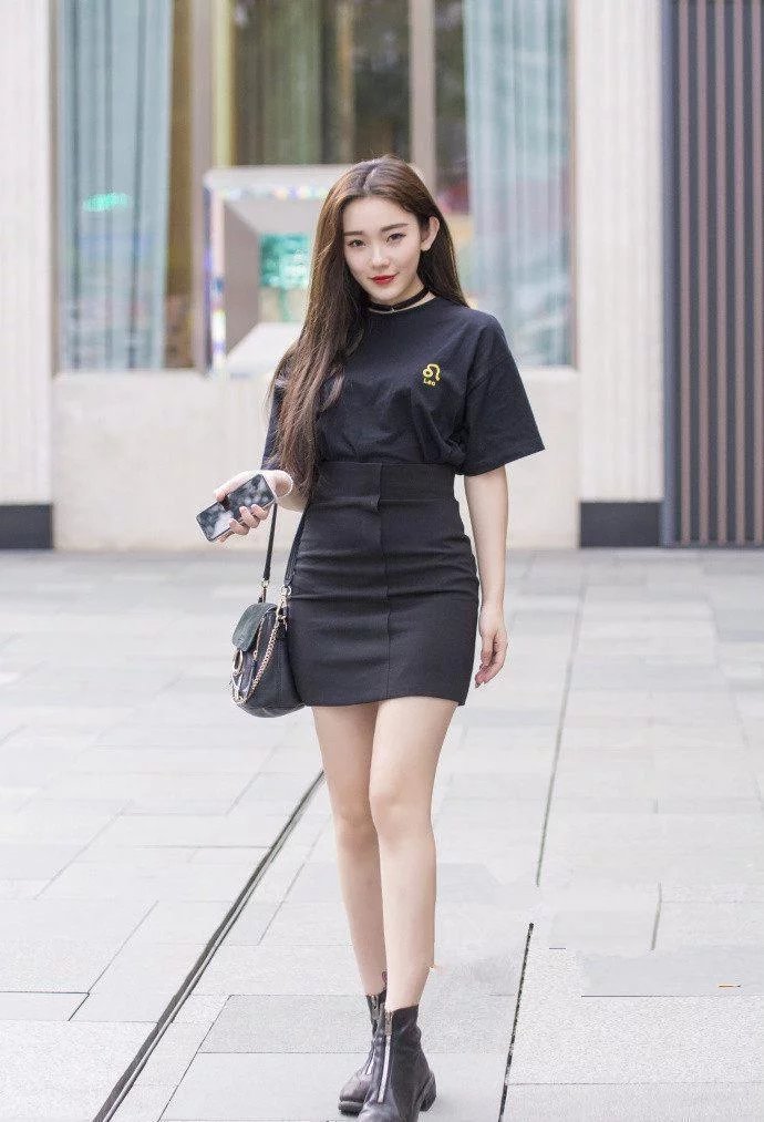 街拍：身材曼妙大长腿的小姐姐，穿着迷人修身性感光鲜！