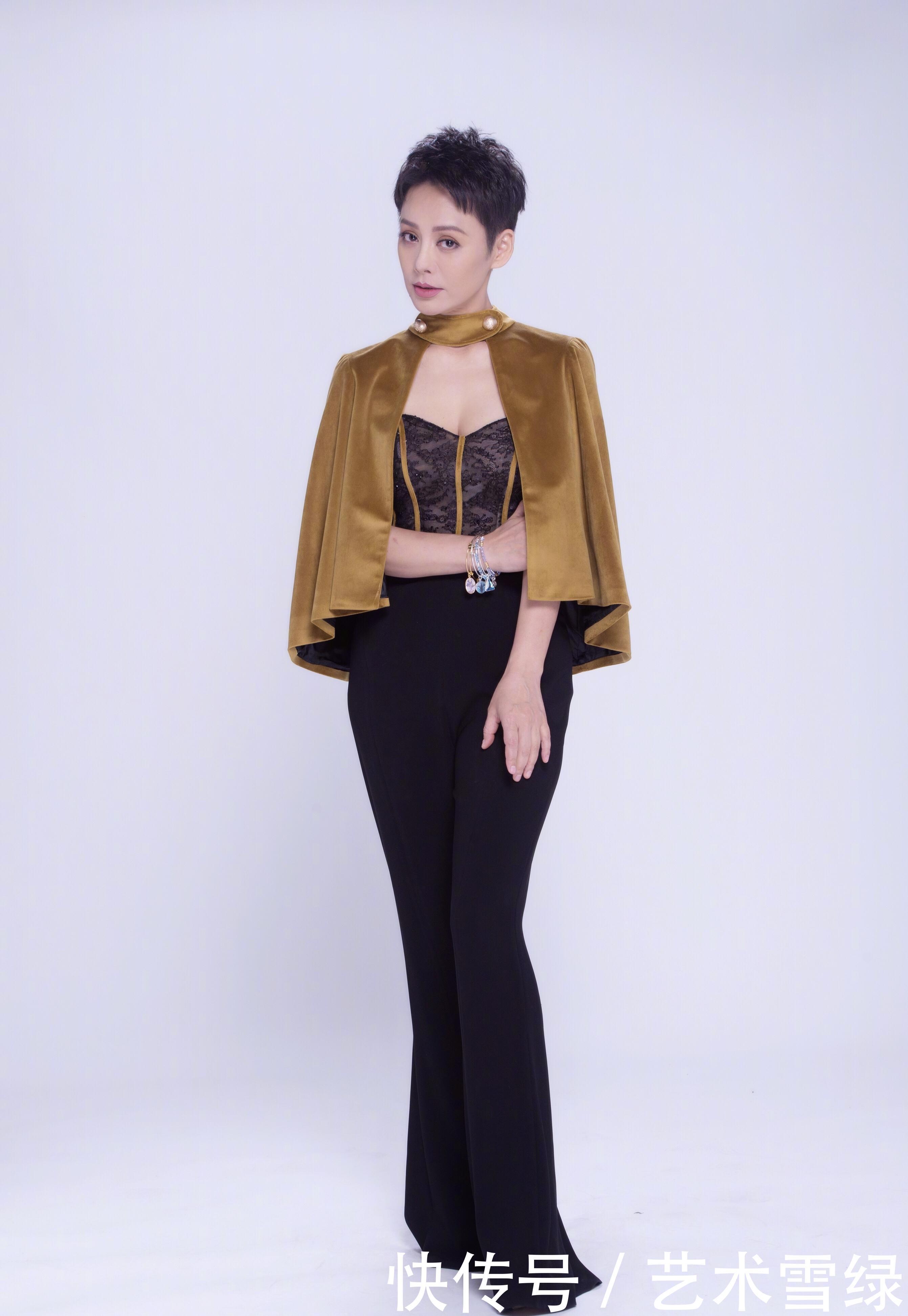 45岁的宁静真敢穿，大露丰腴的上围，网友：刘嘉玲都没你敢穿