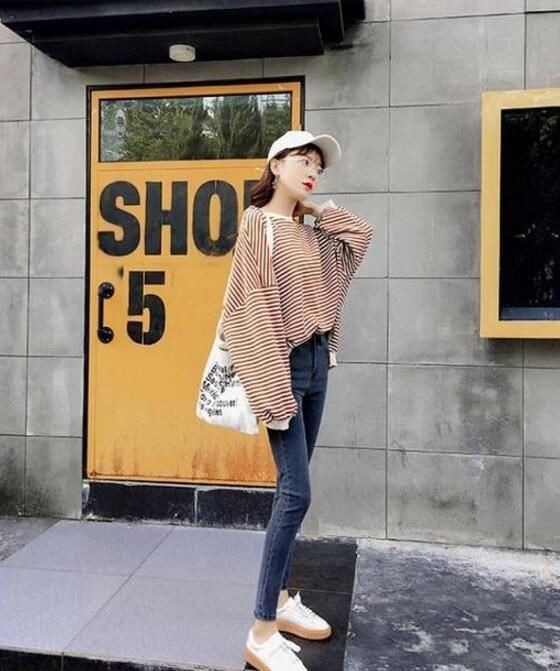 牛仔裤在视觉上拉长身材,凸显纤瘦的身段,让美女更加自信