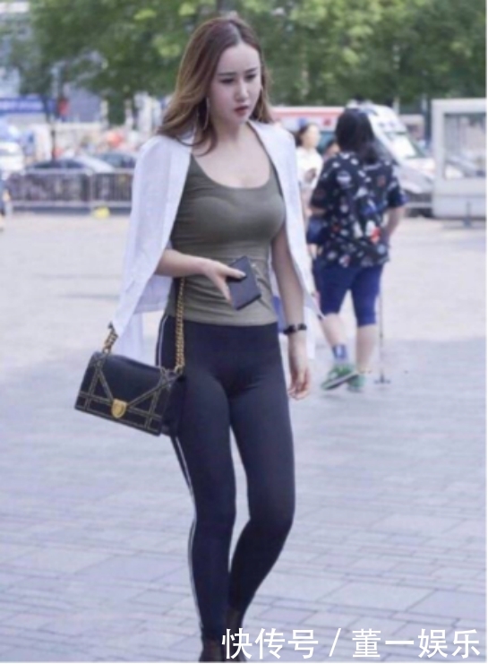 时尚紧身裤的这些经典搭配，让小姐姐做回青春活力美少女！