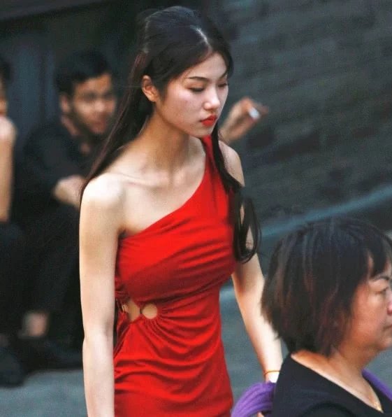 气质小姐姐红色长裙凸出完美线条，完美的身姿让人羡慕