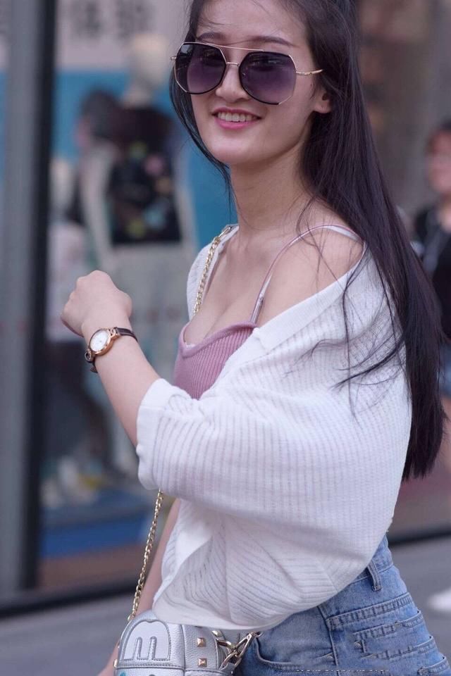 蓝色牛仔热裤搭配粉色吊带的风情