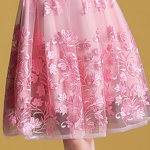 厉害了!45岁小姑逛街竟被人叫小姐姐，只因爱穿这“蜜桃红”裙