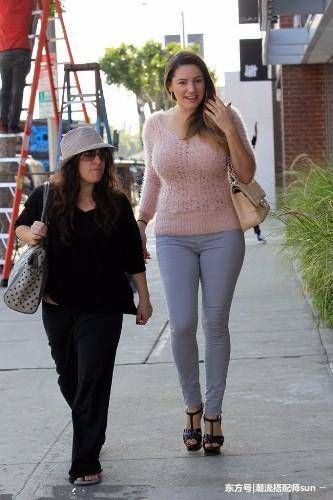 街拍:图1乔欣真胆大，牛仔衣敞开却只穿了抹胸!图2迷彩服美女