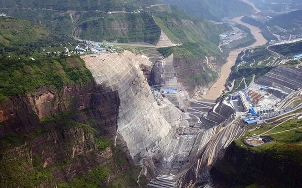 四川境内建设继三峡工程后的全国第二大水电站，十万居民集体搬迁