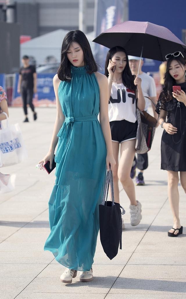 街拍：成熟清爽纯净的小姐姐，搭配上清新有活力凸显年轻！