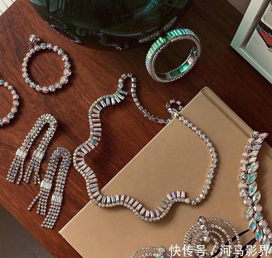 奢侈品@孙芸芸晒奢侈品家底,一套宝格丽宝格丽MONETE达70万,腕表140万