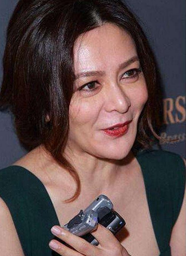 当55岁何赛飞遇见55岁关之琳，网友:与其硬撑不如自然老去!