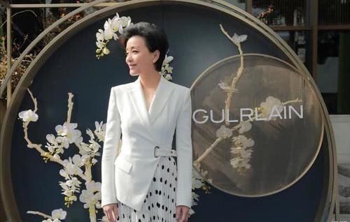  【女人】名嘴杨澜穿西装亮相，实力证明女人也能穿西服，越老越有气质