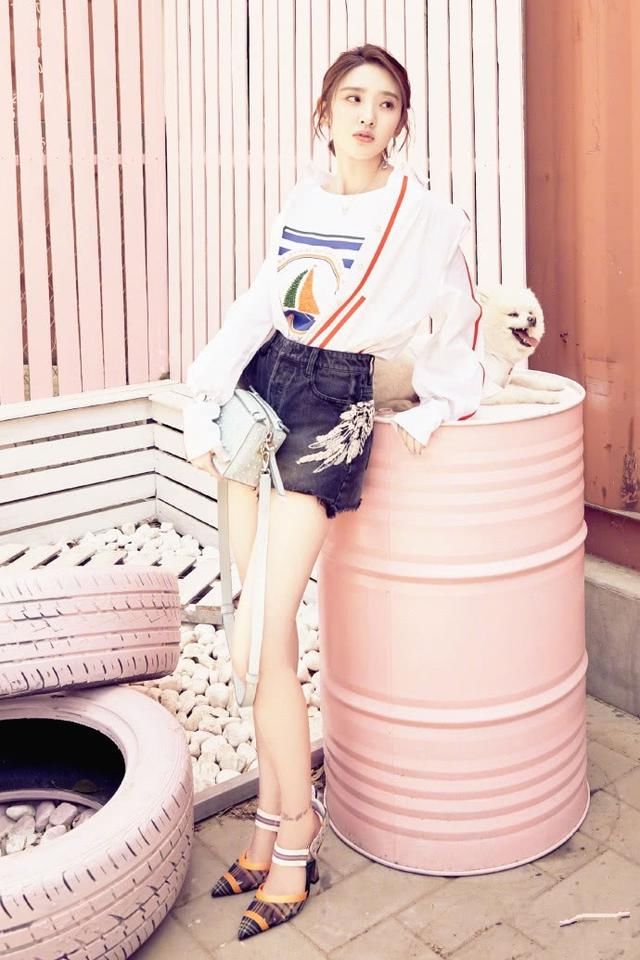 唐艺昕穿短裤大秀美腿，看到她的鞋子我沉默了，网友：巴掌小脚？