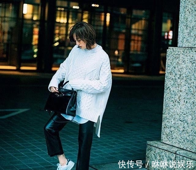  「日本」抗老可以用“穿”来应对，50岁日本模特富冈佳子用行动完美诠释