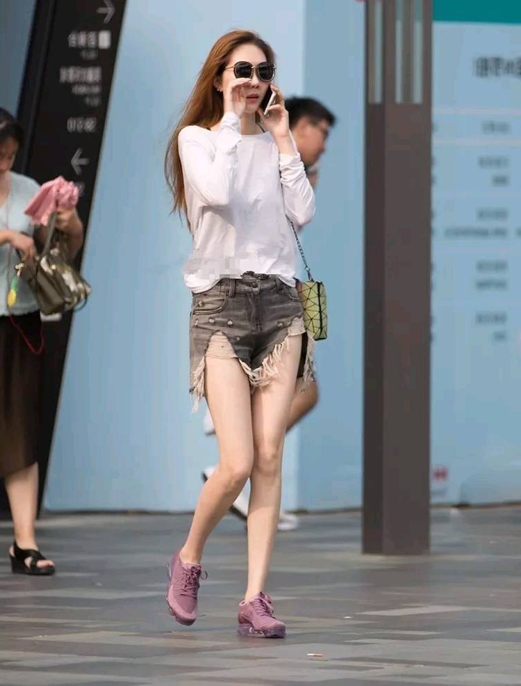 街拍：穿着时尚清新的小姐姐，显瘦又显高！