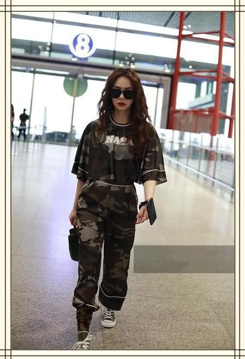 戚薇真是厉害，迷彩服一只塞袜子，一只露外面，网友：真会玩