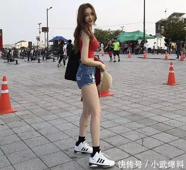 身形优雅的牛仔裤美女，展现出女人迷人的身材，绽放女人魅力