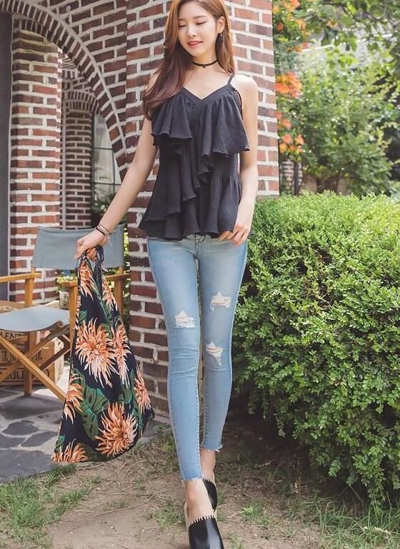 青春靓丽的牛仔裤美女,小蛮腰大长腿,尽显婀娜多姿的身材!