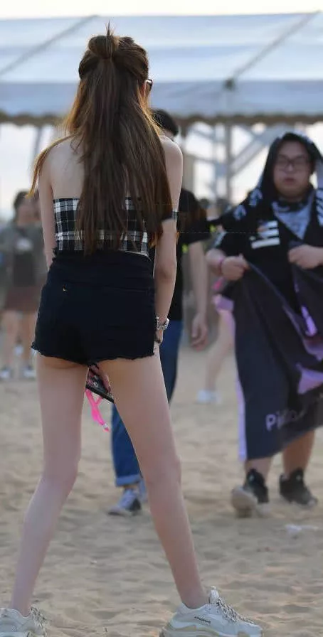 街拍 : 气质小姐姐黑色短裤尽显细腻筷子腿,在沙滩漫步,吸足了