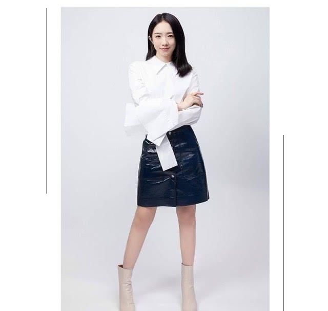 女人:穿白衬衫的女人更知性,简约造就大气,搭配裙子回头率超高