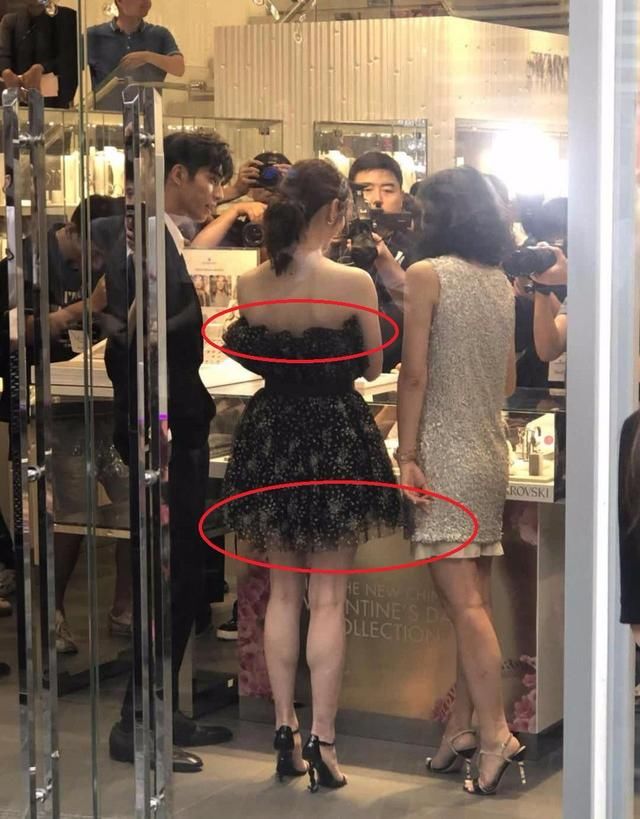 江疏影抹胸短裙成亮点，一圈黑色薄纱系根腰带，上下都像裙摆