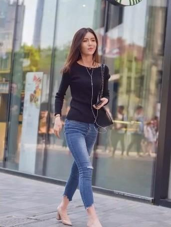 66"路人街拍,小姐姐搭配修身款的长裤,更显苗条身材