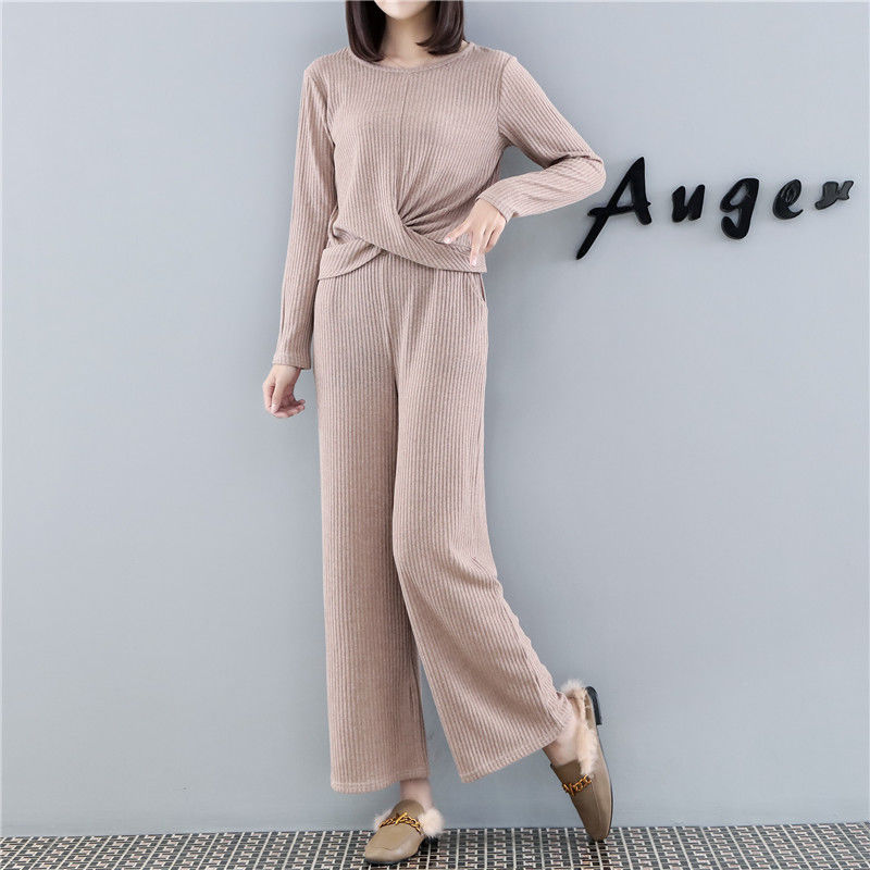 谁说女人必须要穿裙，9月流行:欧版气质套装，洋气又吸睛巨时髦