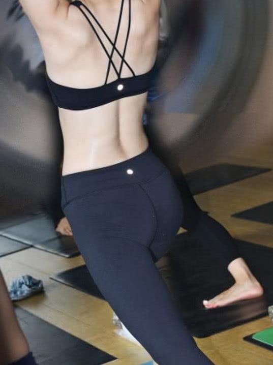 小辣妈黑色紧身裤勒出两条紧致丰硕美线条，几个动作累的满头大汗