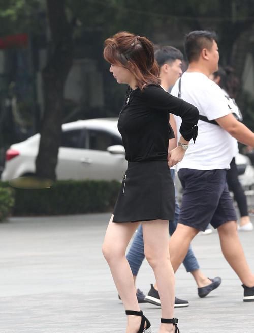  女人味|街拍：街头美女搭配短裙，简单穿出精致女人味!