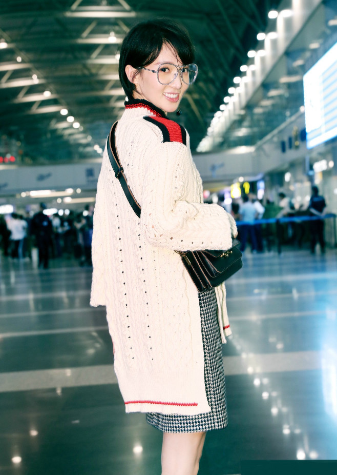 不知道金晨什么审美，一双“姨妈巾鞋”真奇葩，邓伦看了想静静！