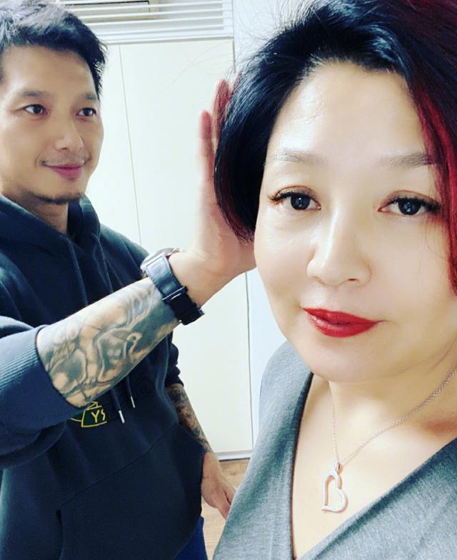 「女人」50岁哈文变发色焕发女人魅力!涂红唇戴“心形”项链,晒男发型师